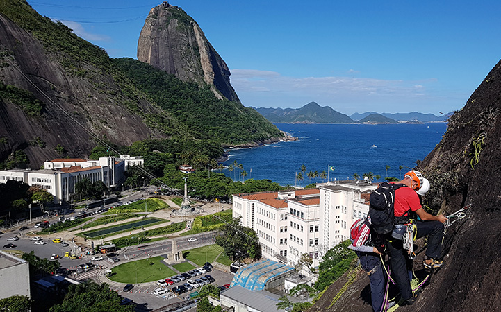 Curso de Escalada no Rio de Janeiro. Escalada no Morro da Babilônia.